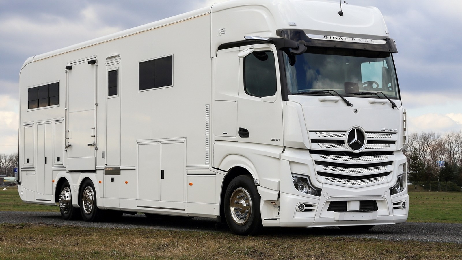 INTERHORSE Mercedes Gigaspace